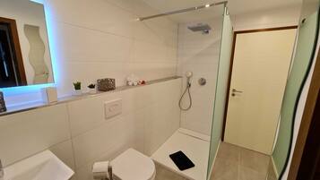Dusche, Haartrockner, Toilettenpapier