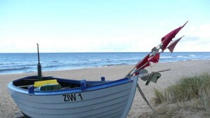 A small boat with the number 'ZIW 1' on a sandy beach. - Apartment 3 - Bluehouse - Apartments Egonschultz (Zempin)