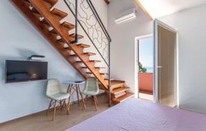 5 bedrooms, in-room safe, travel cot, free WiFi