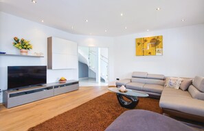 Fernseher, Kamin, Tischtennisplatte