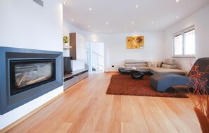 Fernseher, Kamin, Tischtennisplatte