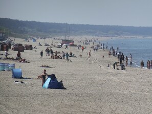 A beach with tents and people. - Apartment 52 Residence Bellevue Usedom DSL-WLAN free of charge - Apartment 52 (Zinnowitz)
