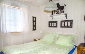 4 bedrooms, travel crib