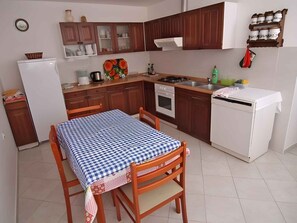 Kühlschrank, Ofen, Herdplatte, Geschirrspüler