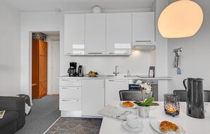 Fridge, oven, stovetop, coffee/tea maker