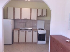 Réfrigérateur, four, plaque de cuisson