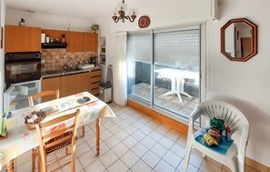 Kühlschrank, Herdplatte, Wasserkocher mit Kaffee-/Teezubehör