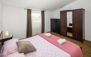 4 dormitorios, cuna de viaje, wifi gratis y ropa de cama