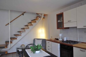 Fridge, oven, stovetop, coffee/tea maker