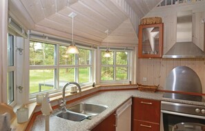 Kjøleskap, kokeplater, oppvaskmaskin og kaffetrakter/tekoker