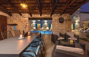 تناول الطعام بالخارج