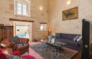 Smart TV, fireplace, ping pong