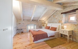 4 عدّة غرف نوم وخزنة داخل الغرفة وواي فاي مجانًا وملاءات أسرّة