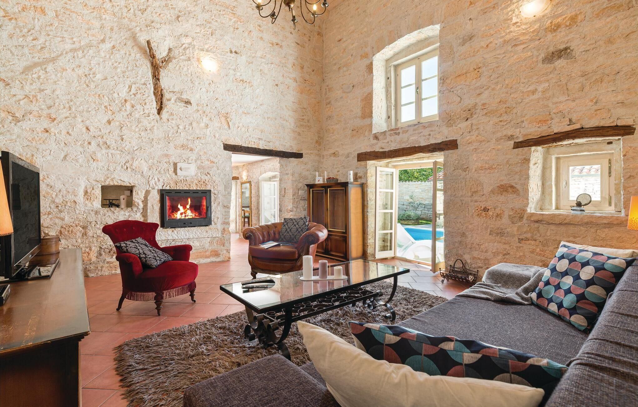 Smart TV, chimenea, mesa de ping pong