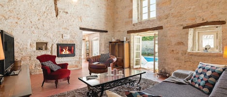 Smart TV, fireplace, ping pong