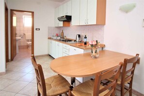 Fridge, stovetop, coffee/tea maker