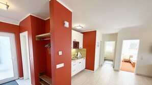 A spacious apartment with a kitchen, a living area, and a bathroom. - F: Haus Sonne Whg. 08 with south/west-facing balcony - Haus Sonne Whg. 08 with south/west-facing balcony (Mönchgut)