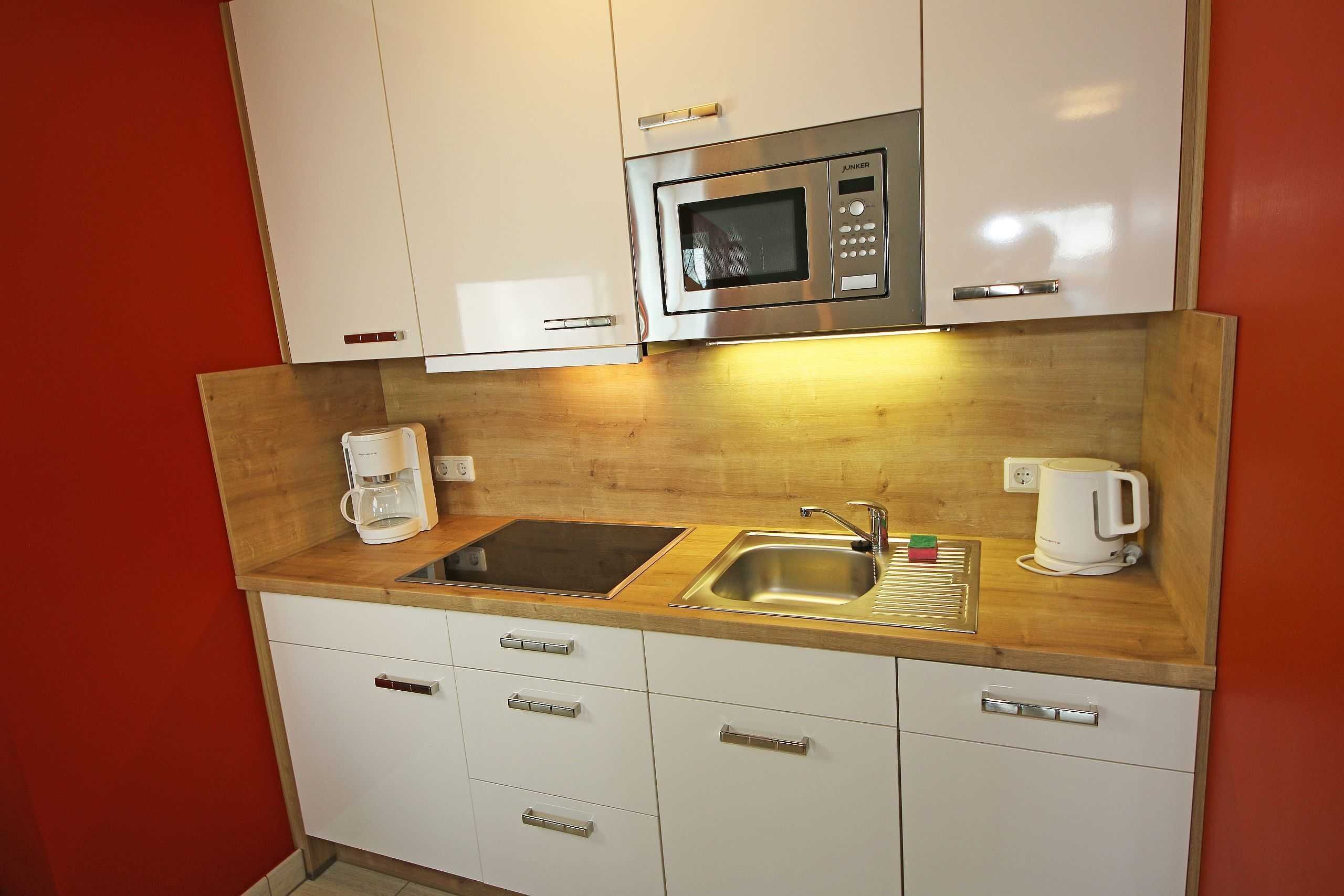 Refrigerador, microondas, lavavajillas y cafetera y tetera 