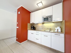 Coffee/tea maker, fridge, microwave, dishwasher