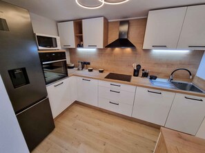 Réfrigérateur, micro-ondes, four, plaque de cuisson