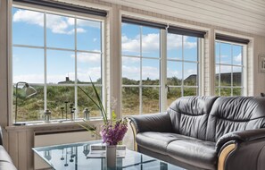 Televisio, takka, DVD-soitin, pöytäjalkapallopöytä