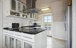 Jääkaappi, liesi, astianpesukone, kahvin-/teenkeitin