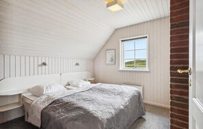 4 bedrooms, travel crib, free WiFi