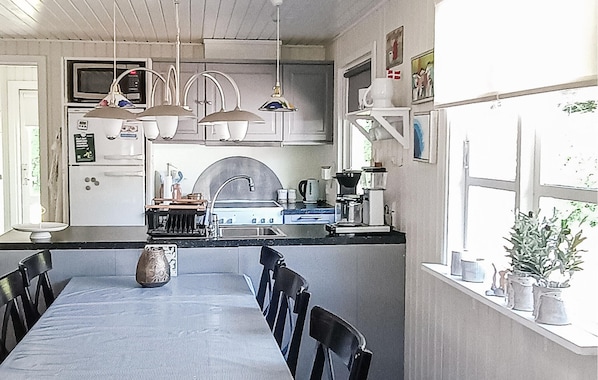 Køleskab, kogeplade, kaffe-/temaskine