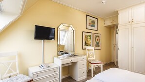 A bedroom with a desk, chair, bed, wardrobe, and artwork on the wall. - Nautilus 12 from A&M - Nautilus 12 (Kampen (Sylt))