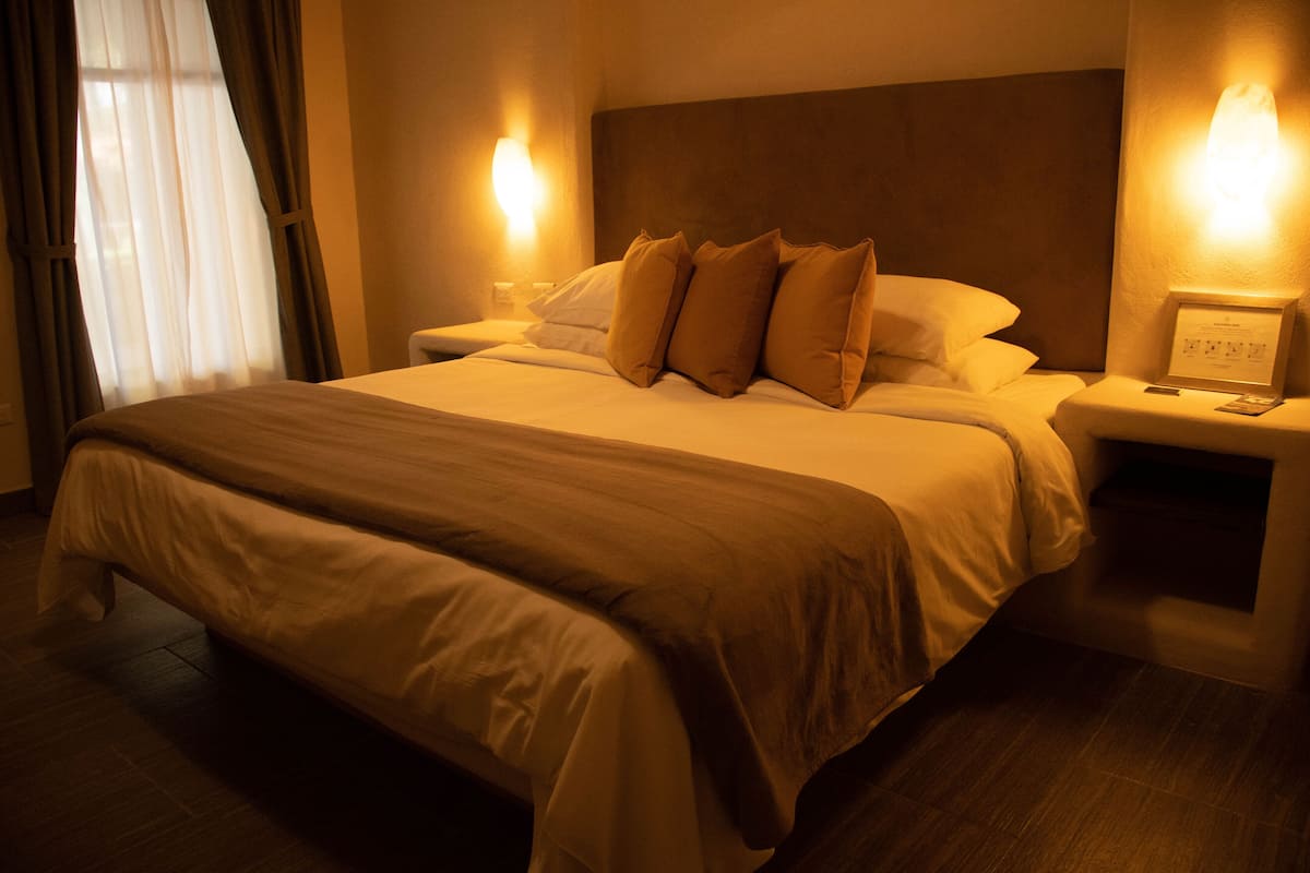 single room, 1 king bed | individually furnished, laptop workspace, iron/ironing board, bed sheets