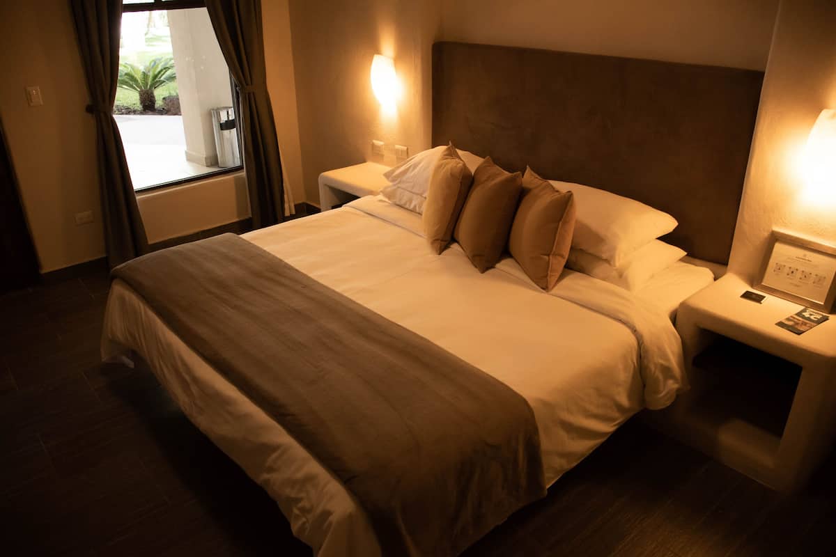 single room, 1 king bed | individually furnished, laptop workspace, iron/ironing board, bed sheets