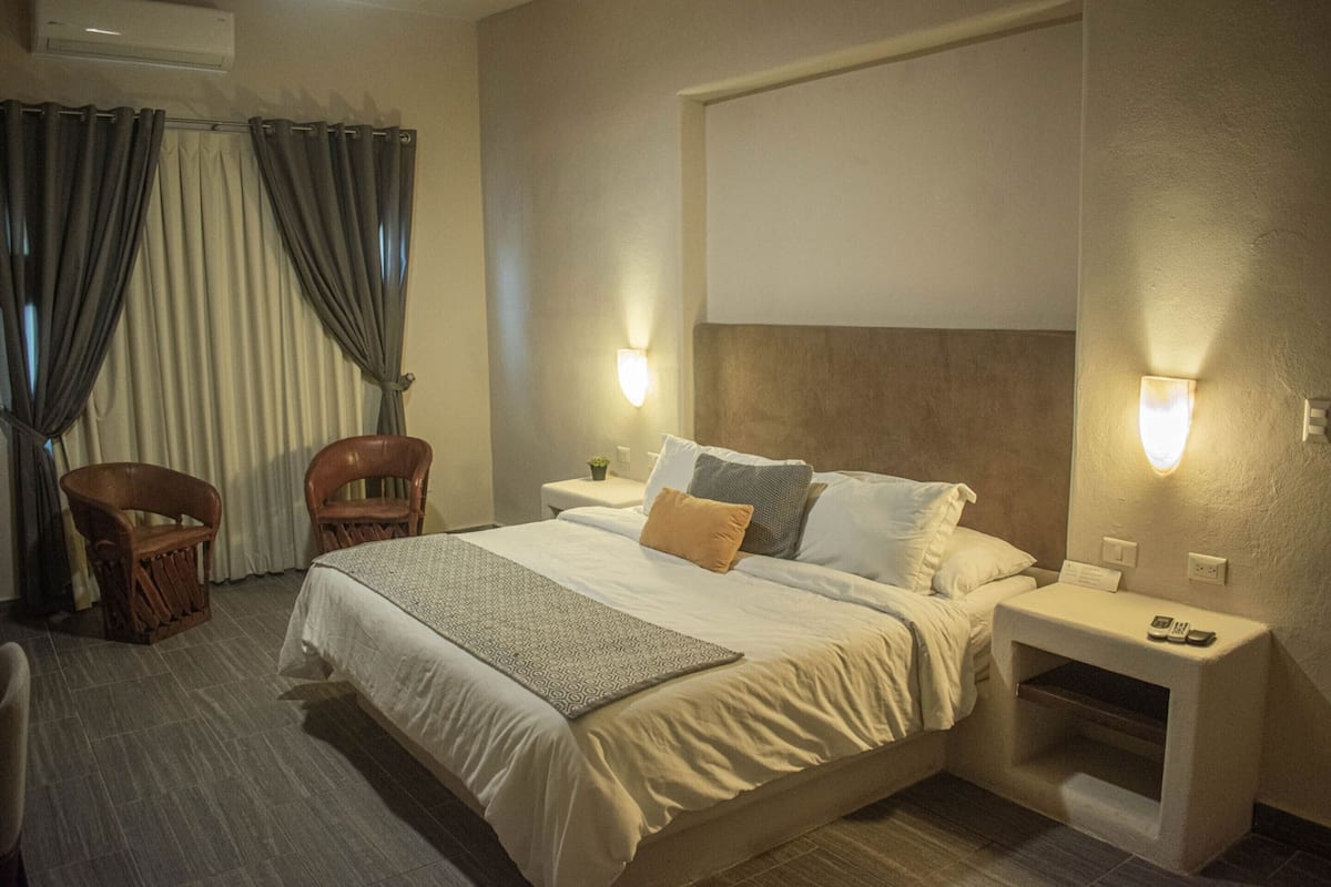 Chambre Simple, 1 trĂšs grand lit
