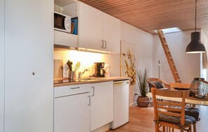 Kühlschrank, Mikrowelle, Herdplatte, Wasserkocher mit Kaffee-/Teezubehör