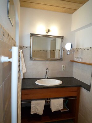 Hair dryer, towels - Apartment, 1st floor, No. 2, south and large west-facing balcony - Gästehaus Johanna (Bad Wiessee)