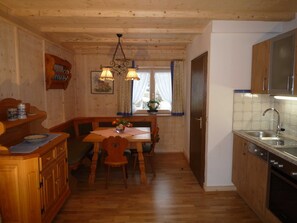 Réfrigérateur, four, lave-vaisselle, cafetière/bouilloire