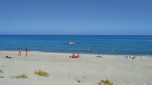 Une plage où l’on peut se baigner et bronzer.