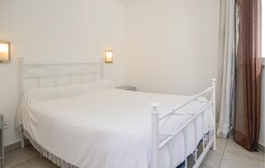 1 bedroom, travel cot, free WiFi