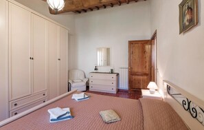 3 bedrooms, travel cot, free WiFi, bed sheets