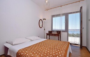 2 عدّة غرف نوم وملاءات أسرّة