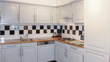 Fridge, stovetop, dishwasher, coffee/tea maker