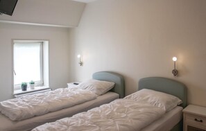 2 bedrooms, travel cot, free WiFi, bed sheets