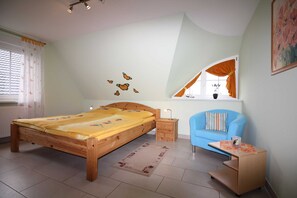 3 Schlafzimmer, Reisekinderbett