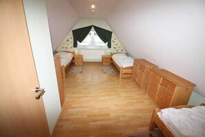 3 slaapkamers, reisbedje