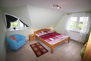 3 bedrooms, travel cot