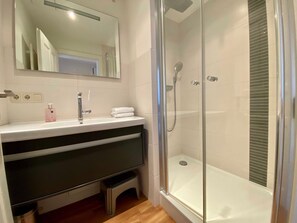 Ducha, secador de pelo y toallas