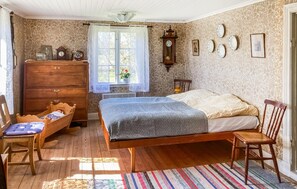 1 dormitorio y cuna de viaje