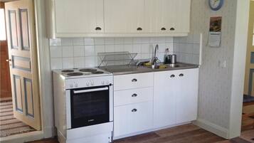 Fridge, stovetop, coffee/tea maker