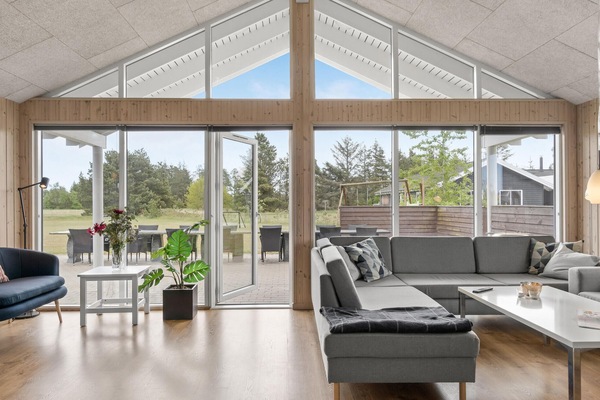 TV, peis, DVD-spiller og fotballspill