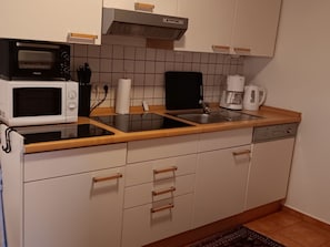 Køleskab, mikrobølgeovn, kaffe-/temaskine, elkedel