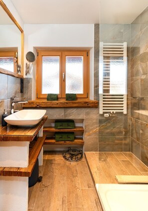 Douche, sèche-cheveux, serviettes fournies, savon